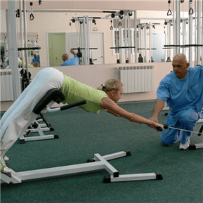 Performance spéciale de gymnastique pour le traitement de l'ostéochondose